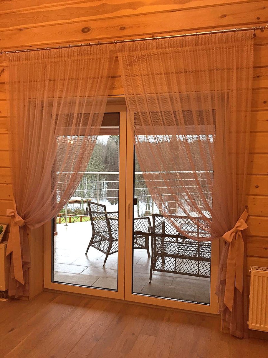 Шторы в деревянном доме