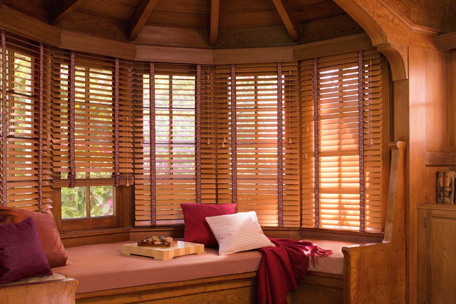 Жалюзи в бревенчатом доме