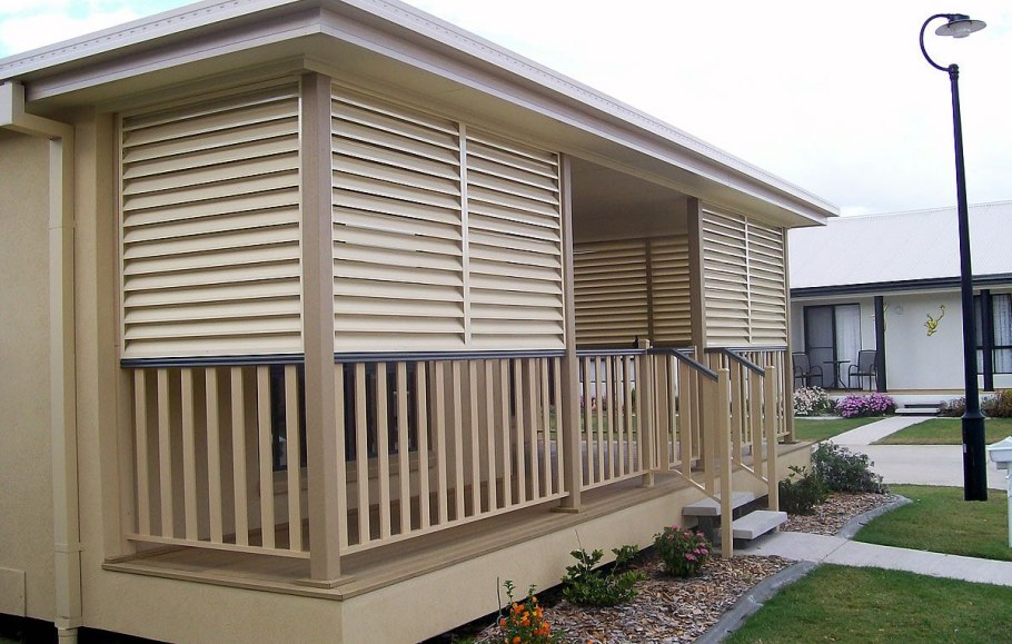 Деревянные жалюзи для террасы