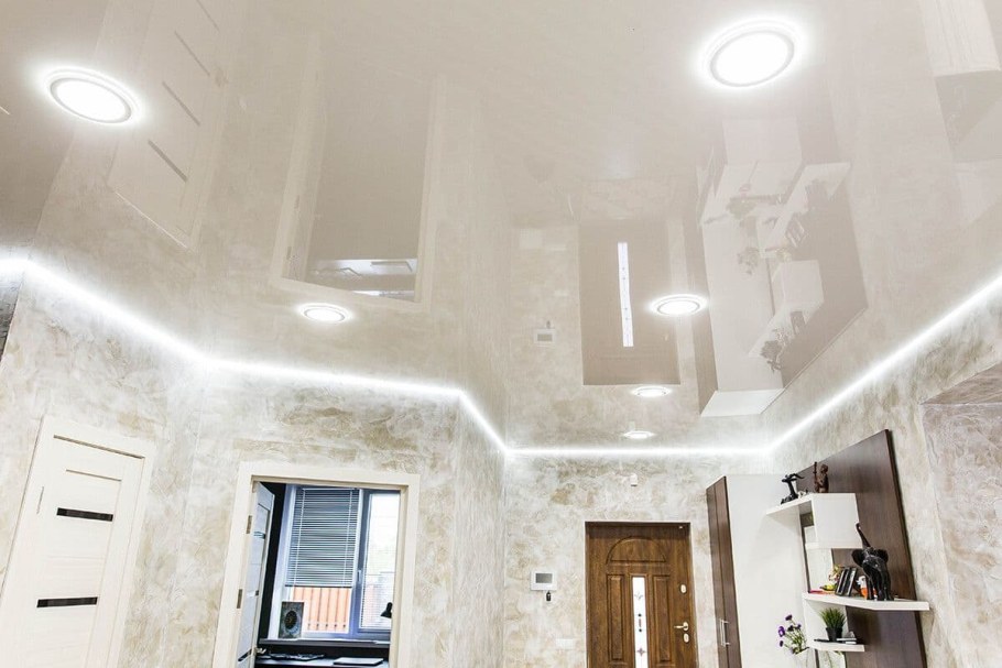 Человек на потолке