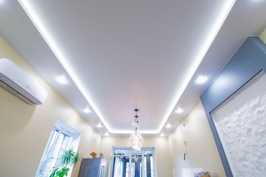 Натяжные потолки гостиная 18кв