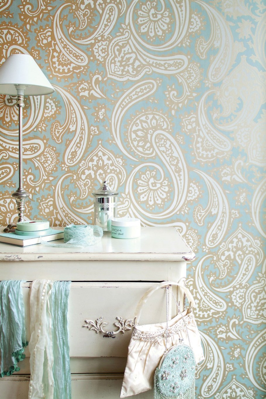 Обои с орнаментом в интерьере