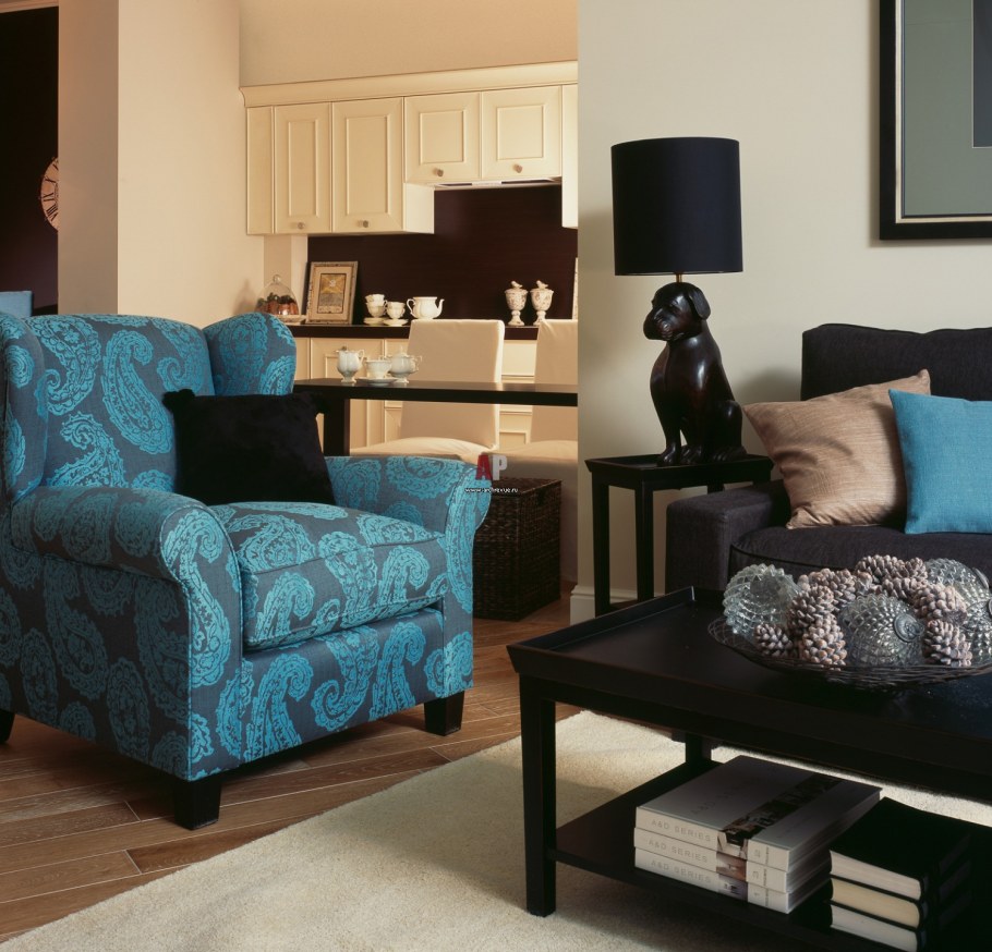 Голубое кресло в интерьере гостиной