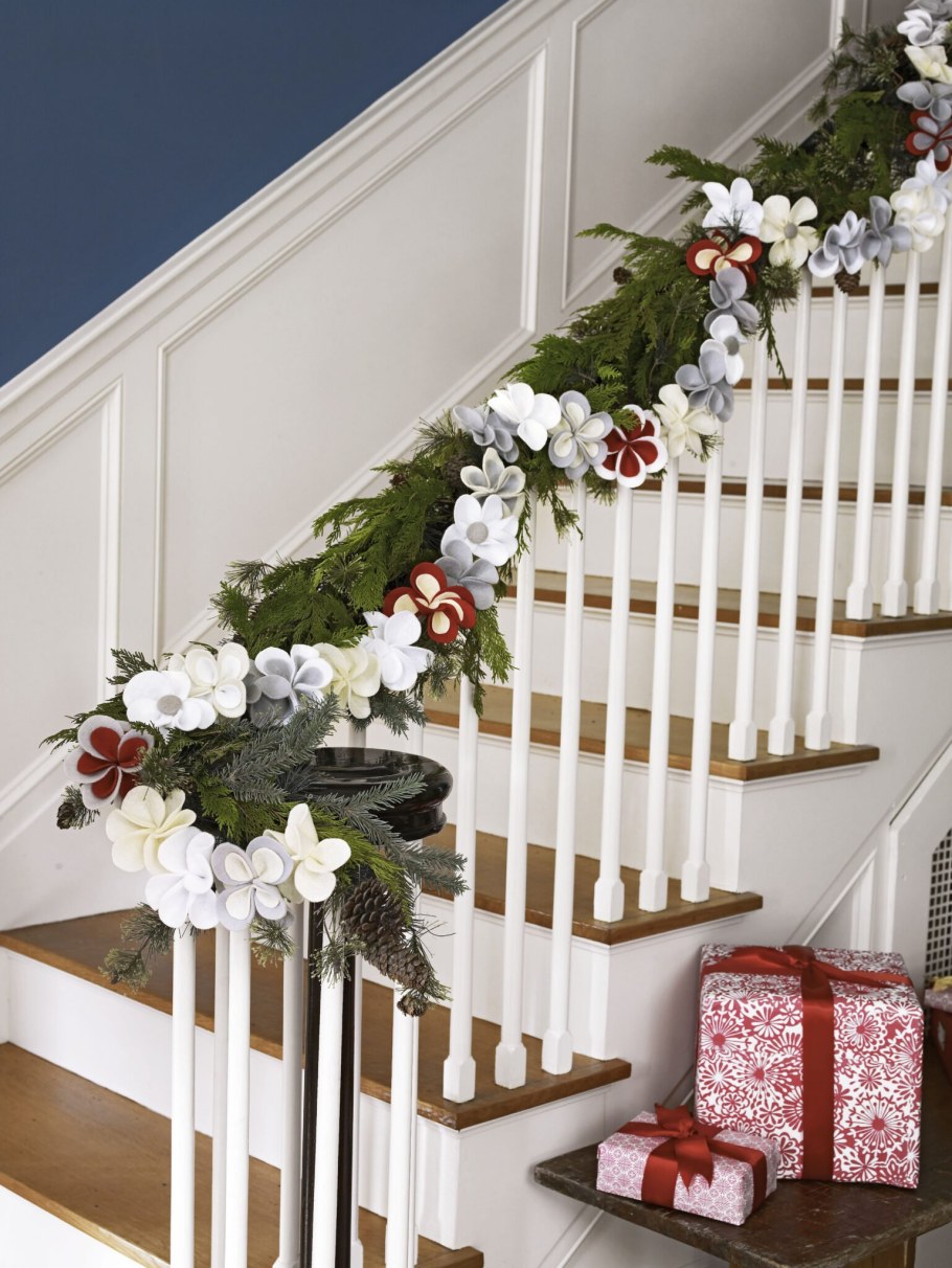 Деревянная лестница в интерьере