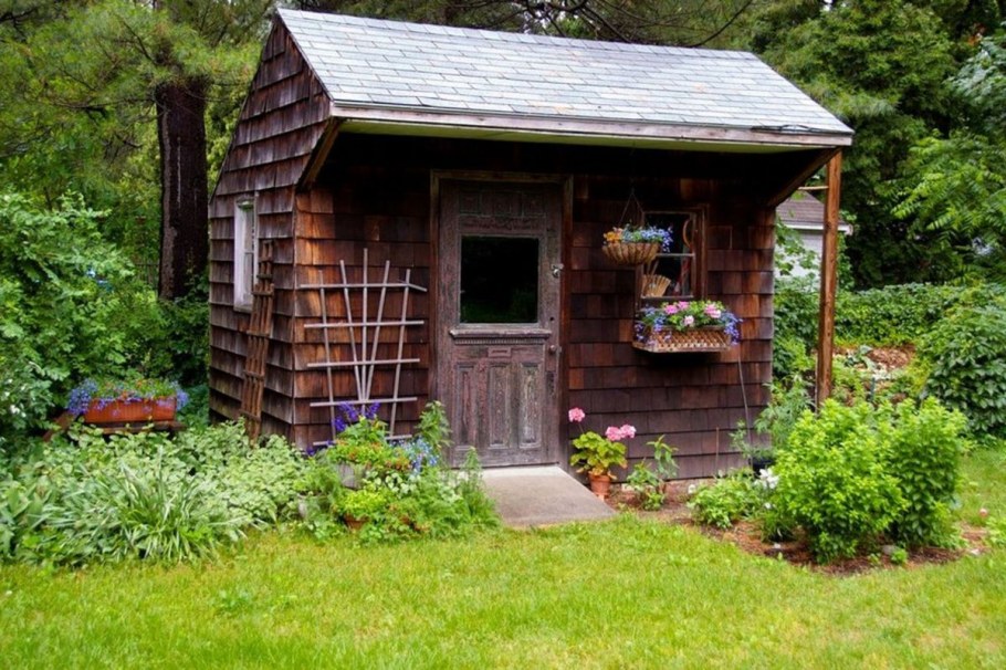 Сарай для инвентаря на дачном участке