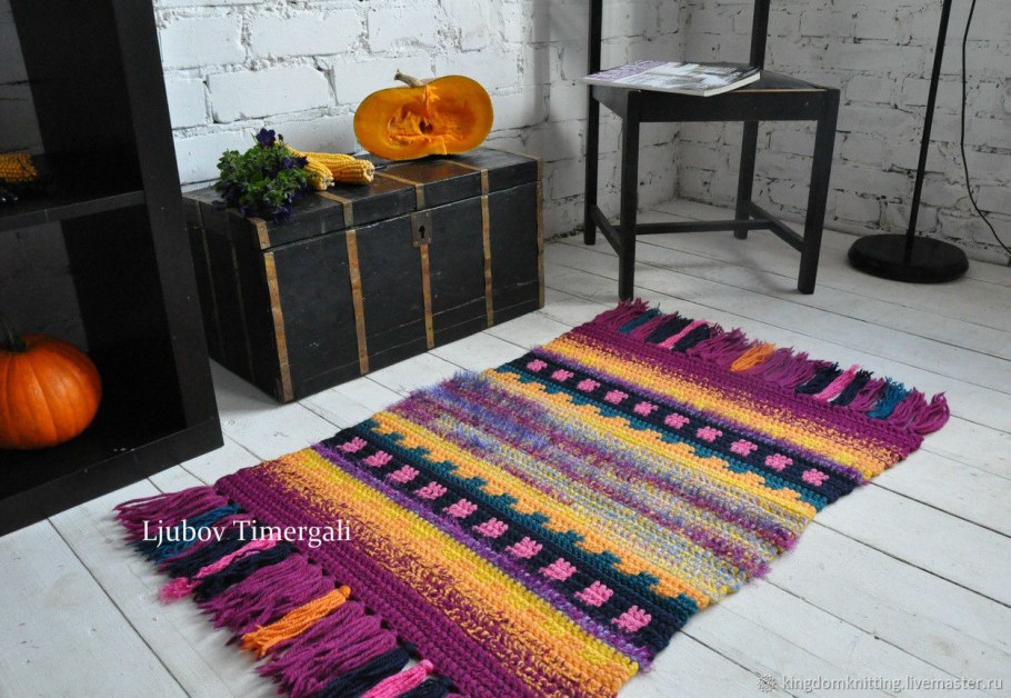Яркие вязаные коврики