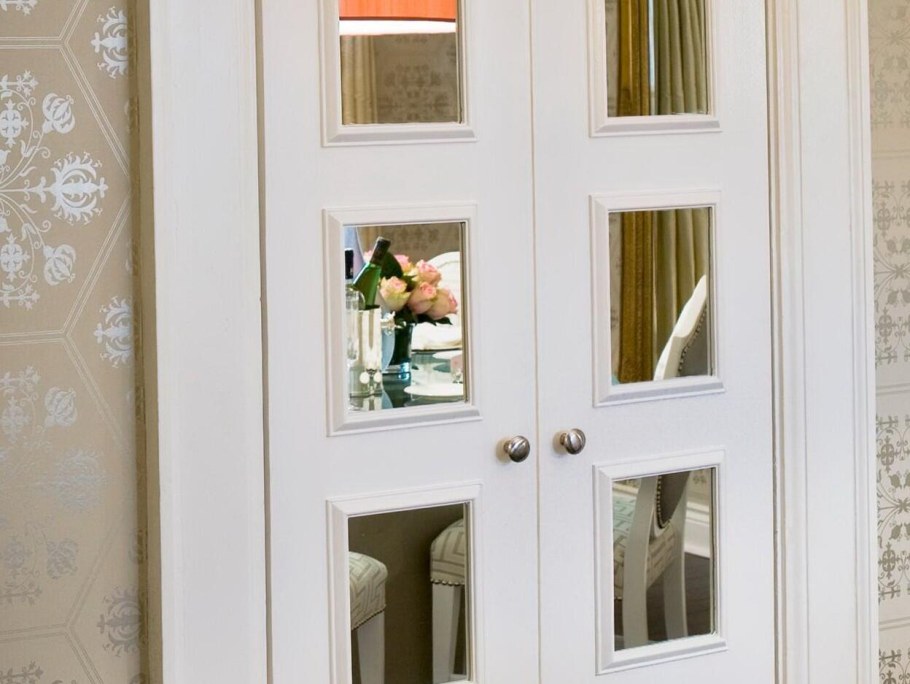 Межкомнатные двери с зеркальными вставками в интерьере