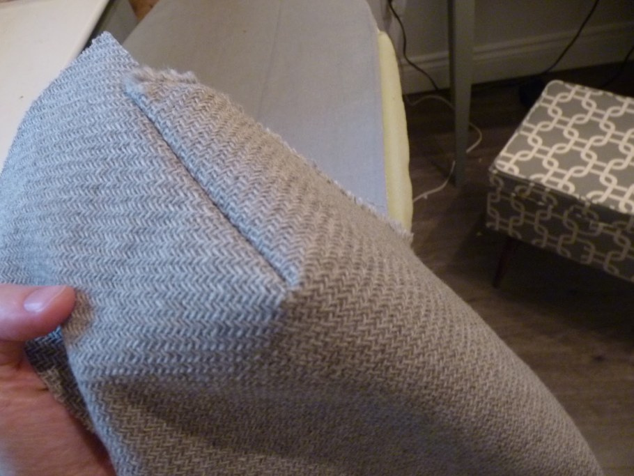 Перетянутые старые кресла