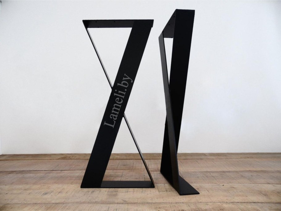 Стол на металлическом каркасе