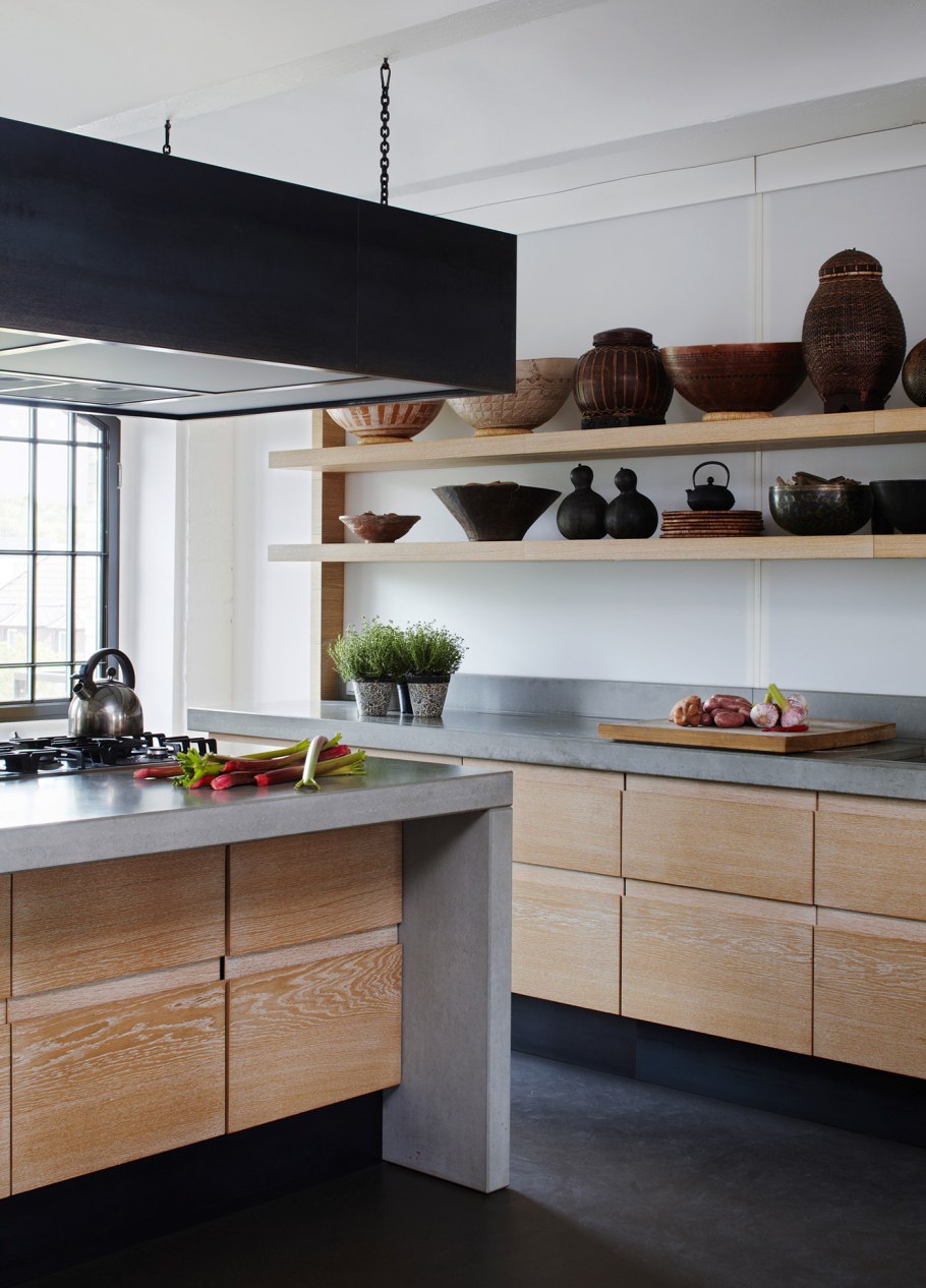 Современная кухня с открытыми полками