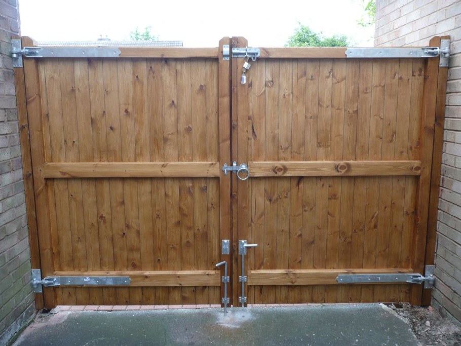 Распашные ворота из дерева