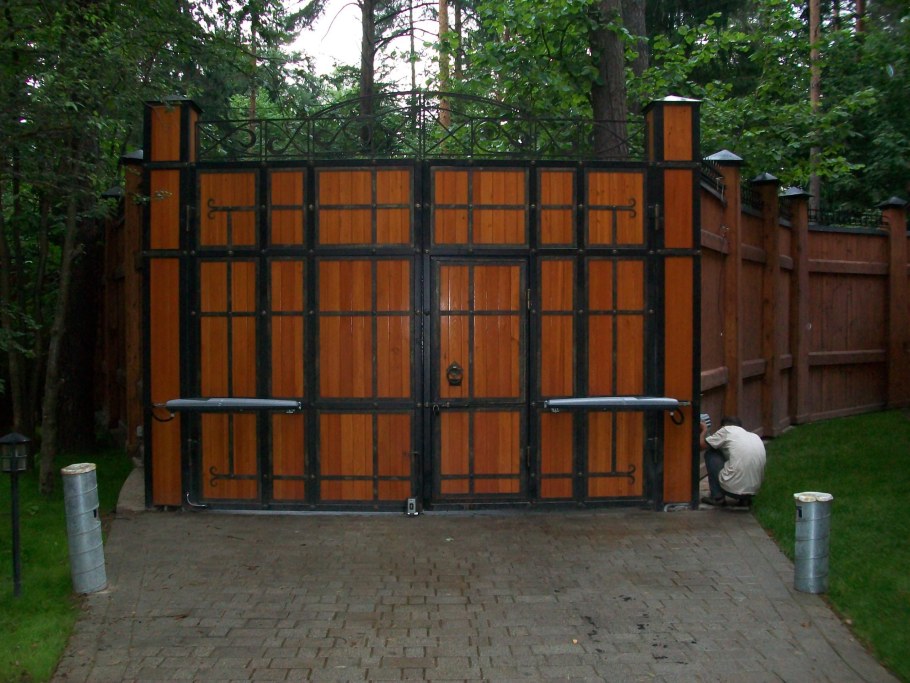 Деревянные ворота на металлических Столбах