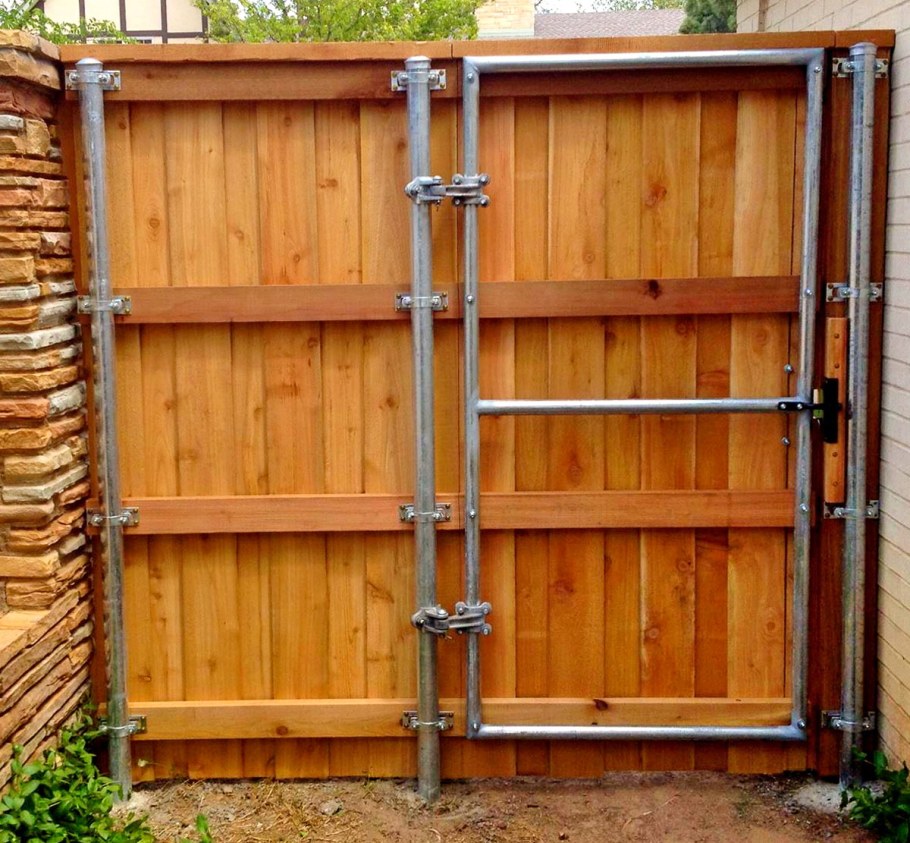 Деревянные ворота с калиткой