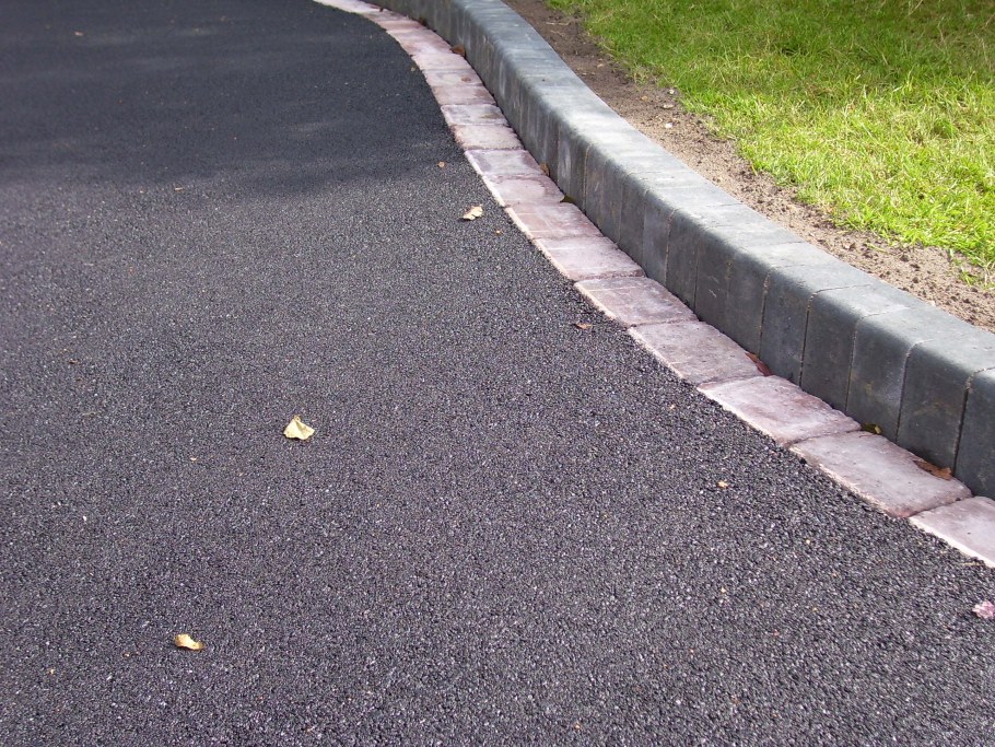 Асфальт с бордюром сбоку