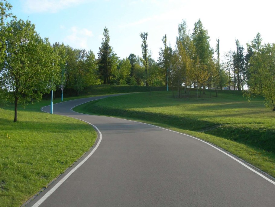 Асфальтовая дорожка в парке