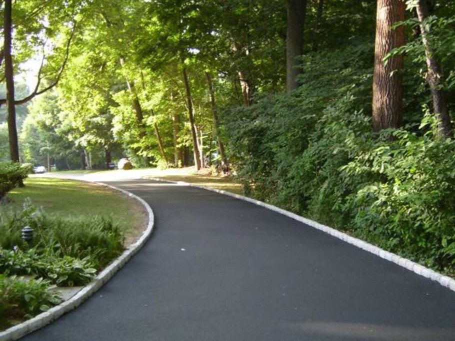 Асфальтовая дорожка в парке