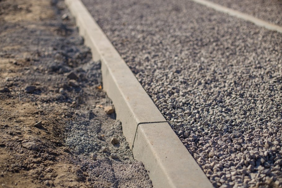 Асфальт с бордюром