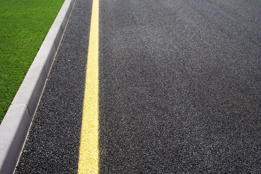 Асфальт с бордюром