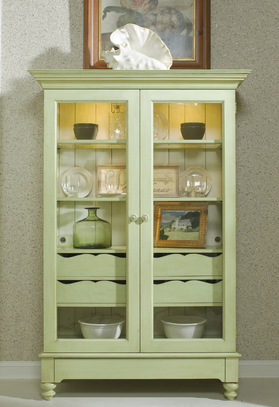 Небольшой шкаф для посуды