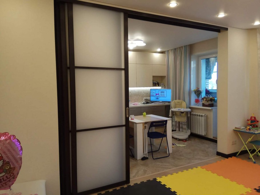 Кухня гостиная с раздвижными дверями