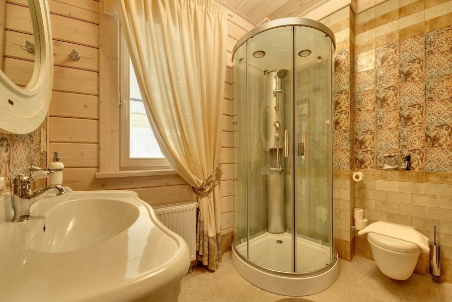 Душевая кабина в деревянном доме