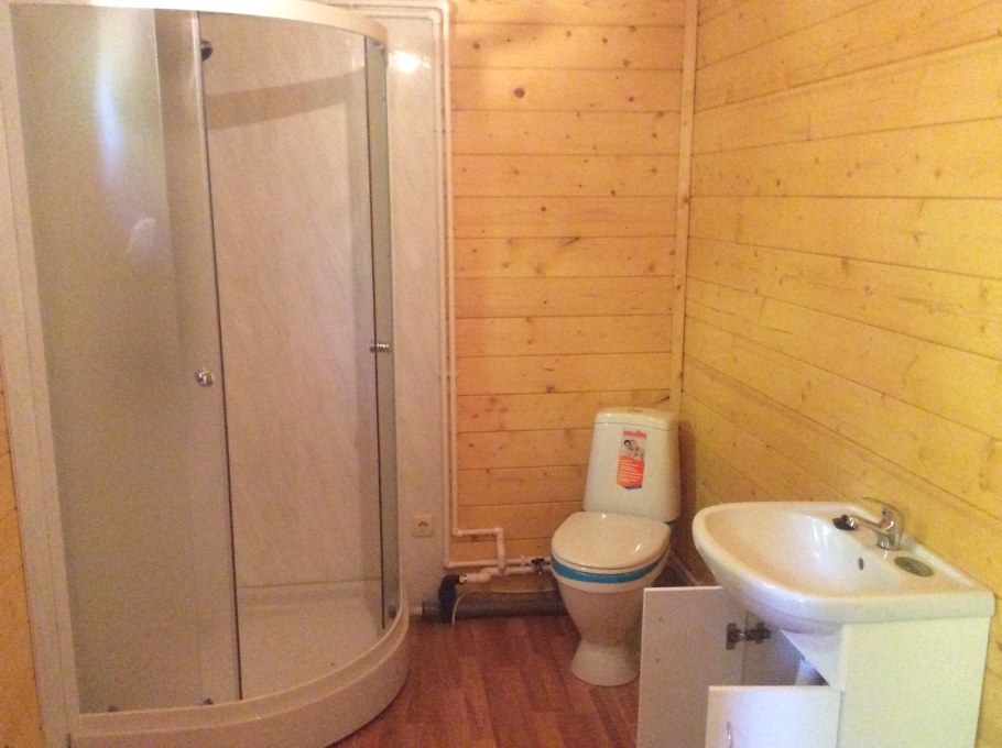 Душевая кабина в деревянном доме