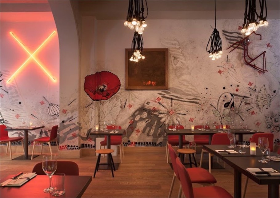 Необычная картина в интерьере кафе