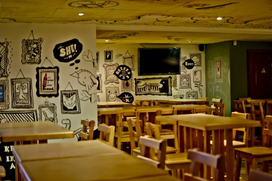 Декор стен в кофейне