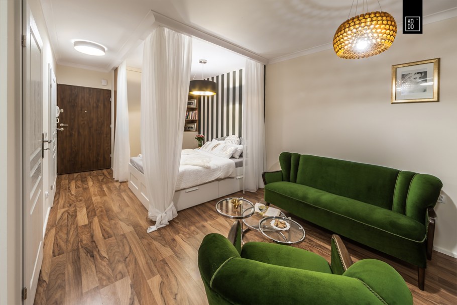 Кровать и диван в одной комнате