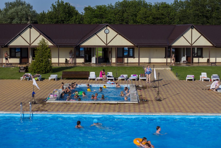 Деревянный подиум для каркасного бассейна