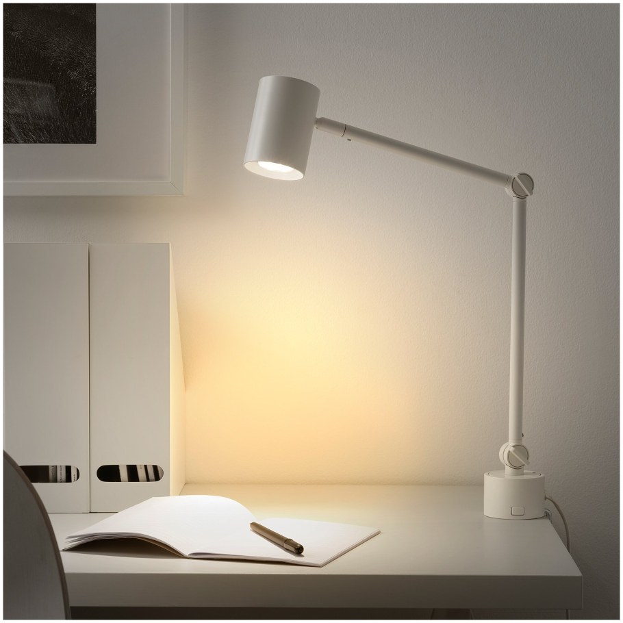 Светильники над изголовьем кровати