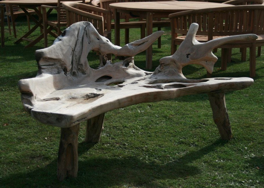Лавочка из коряг