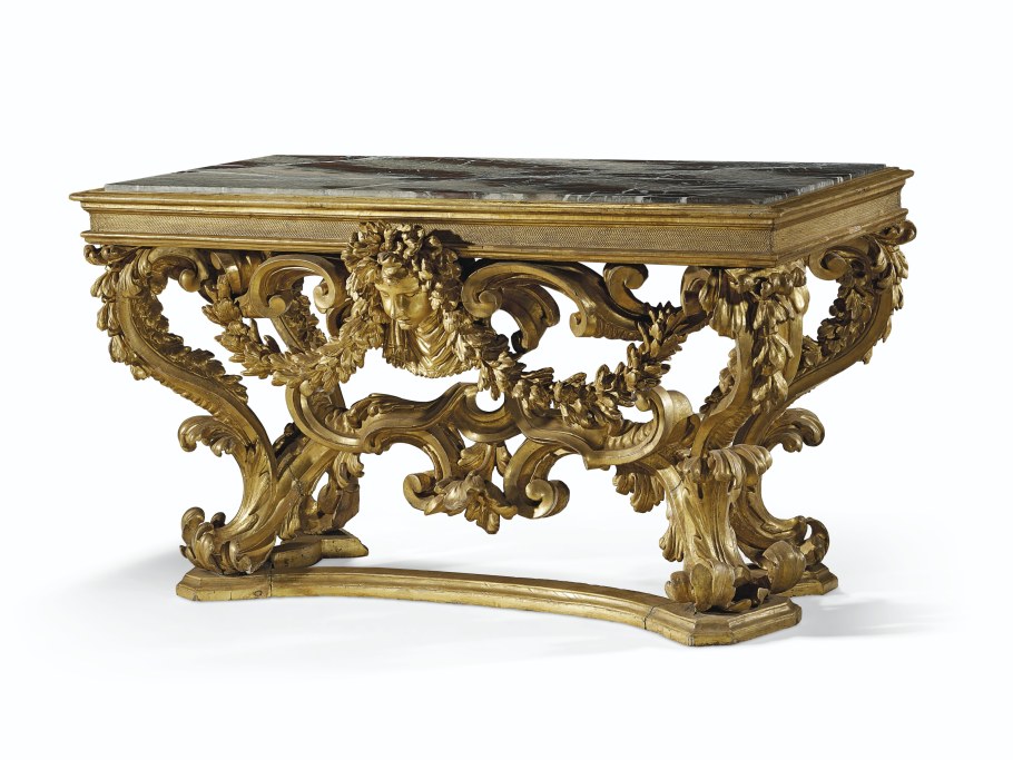 Мебель с золотыми элементами