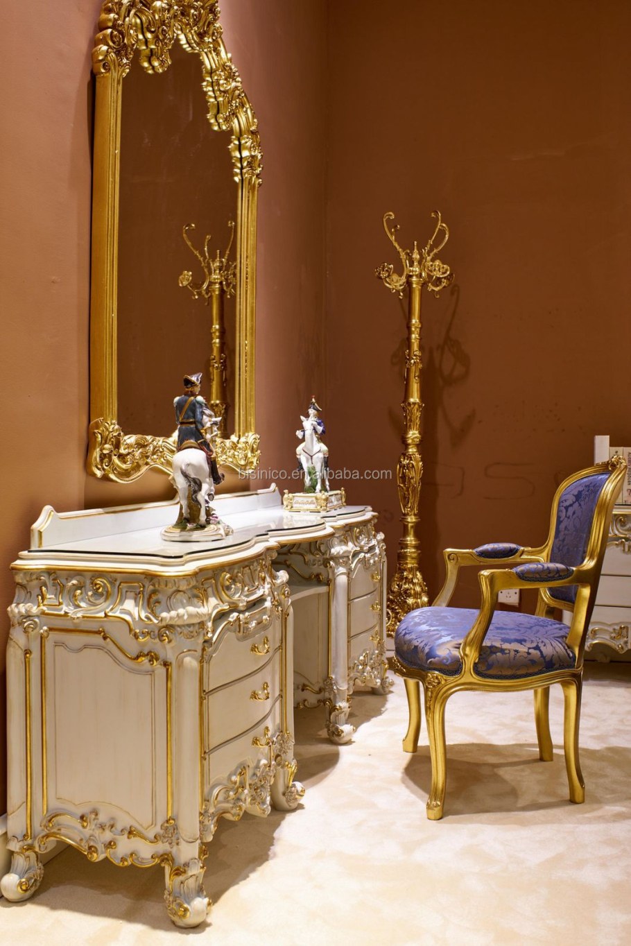Мебель с позолотой