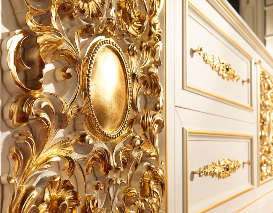 Мебель с позолотой