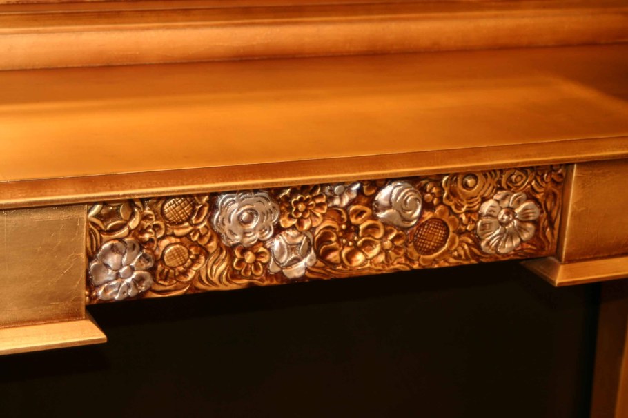 Мебель с позолотой