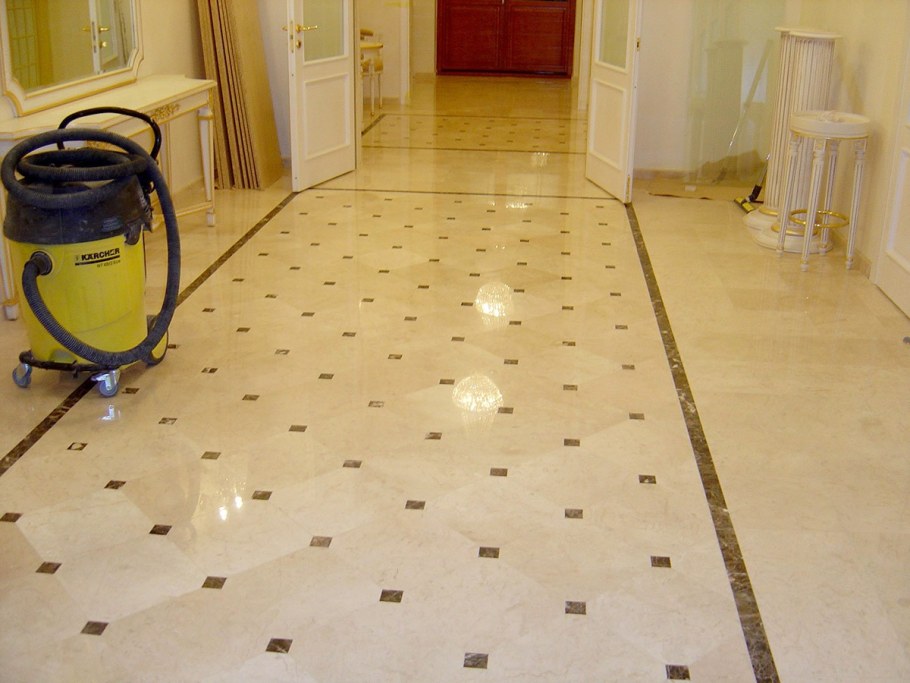 Красиво уложенная кафельная плитка на полу