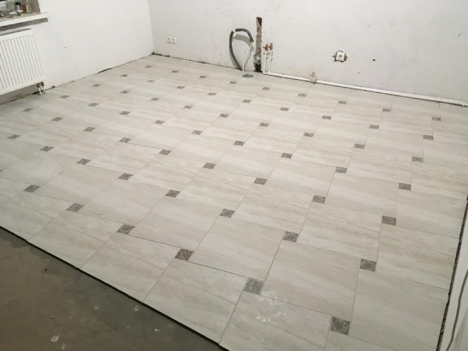 Укладка плитки на кухне на пол