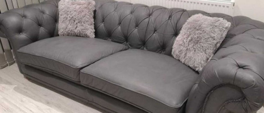 Серый кожаный старый диван