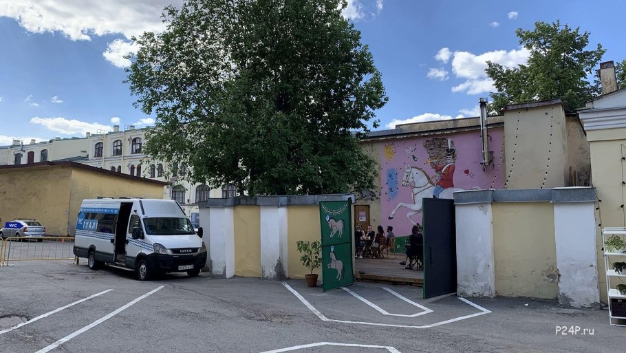 Гостинка летний вид двора