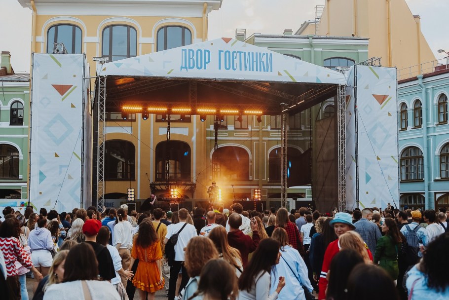 Двор гостинки концертная площадка