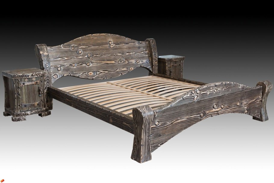 Кровать из брашированного дерева