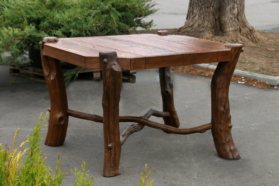 Стол из сруба с дерева на коряге