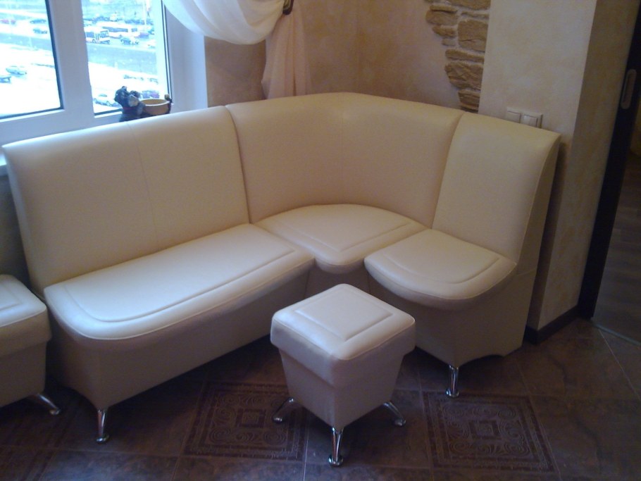 Угловой мини диван на кухню