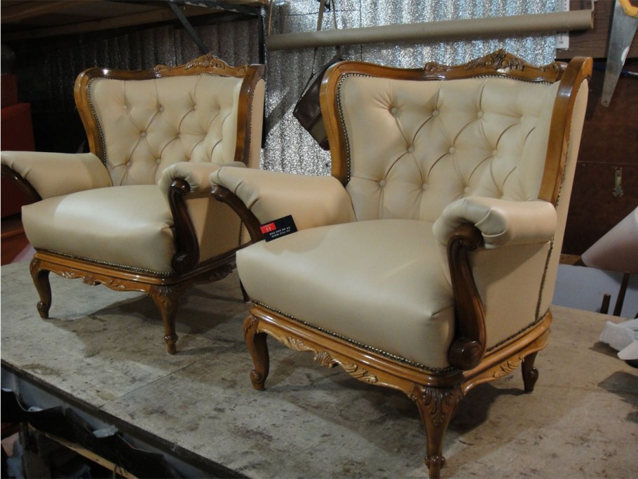 Обтянуть диван кожзамом