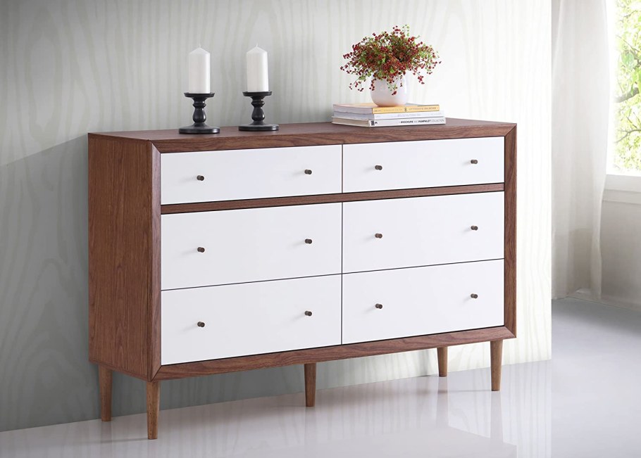 Комод на ножках в спальню