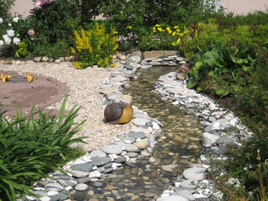 Искусственный ручей из камней