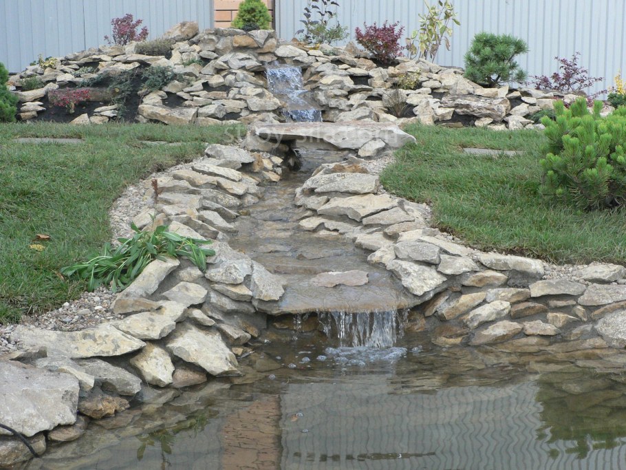 Каменный ручей в саду