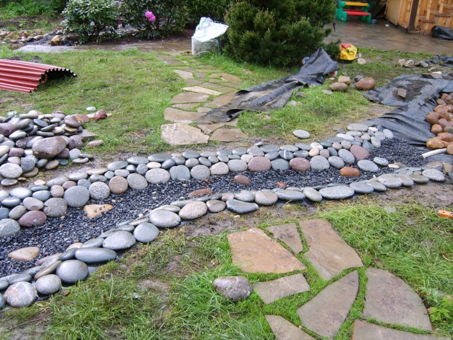 Декоративный ручей на даче