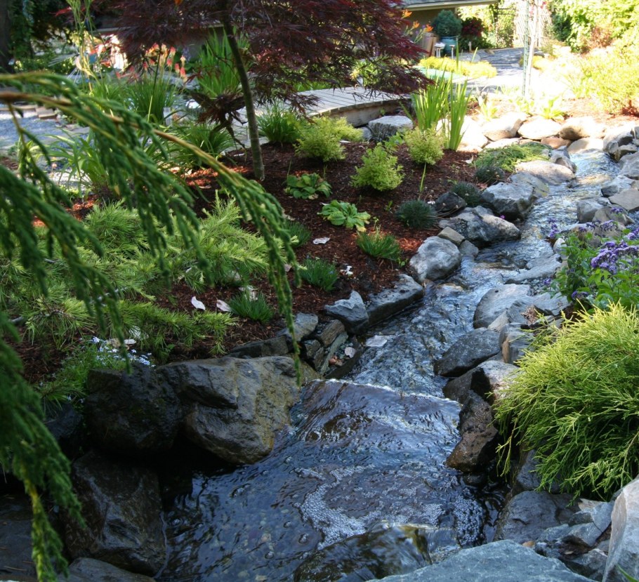 Альпийская горка с мостиком